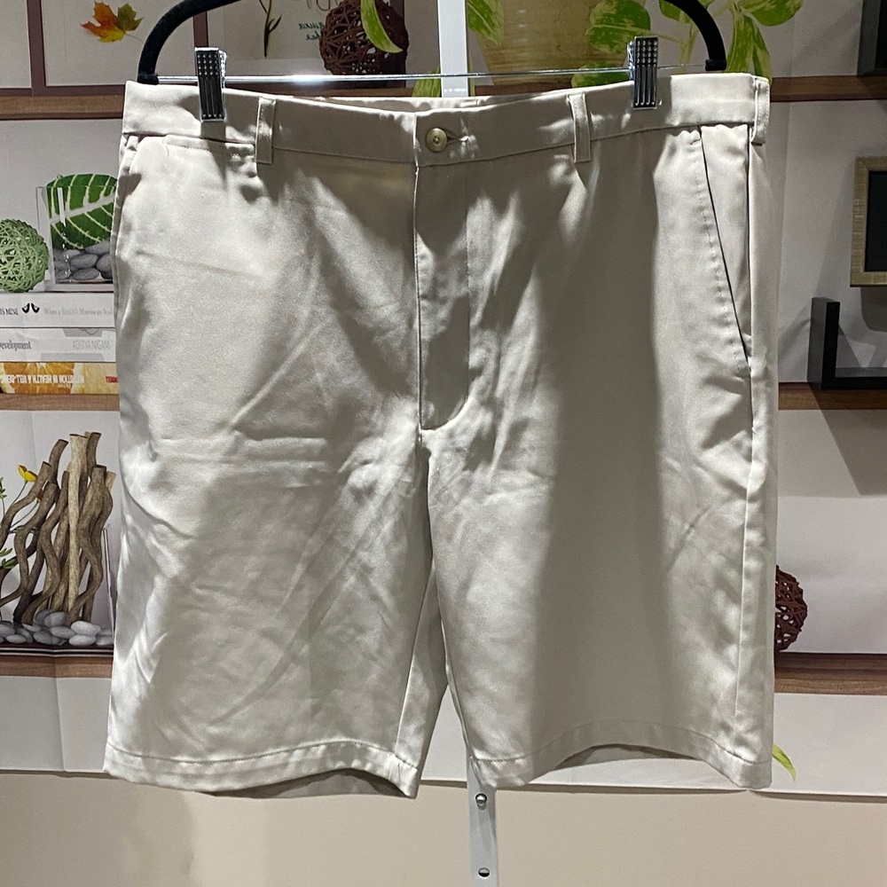 Hogan Men's Flat-Front Shorts in Light Beige size 36. Rise 11 1/2. Length 10